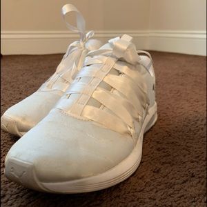 Women’s Puma Sneakers 🤍